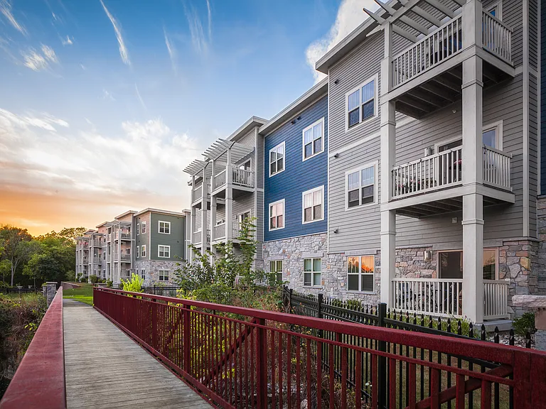 Mammoth Springs Apartments & Townhomes — Photo 19