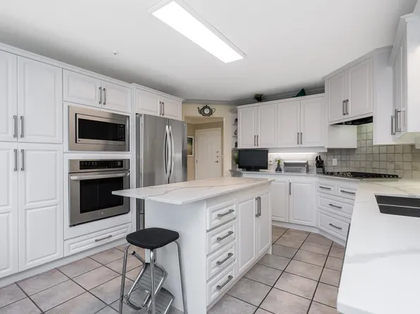 14934 Thrift Ave #201, White Rock, BC V4B 2J9