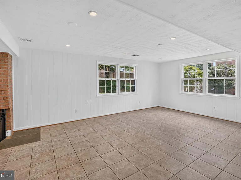 6035 Chatsworth Ln — Photo 32