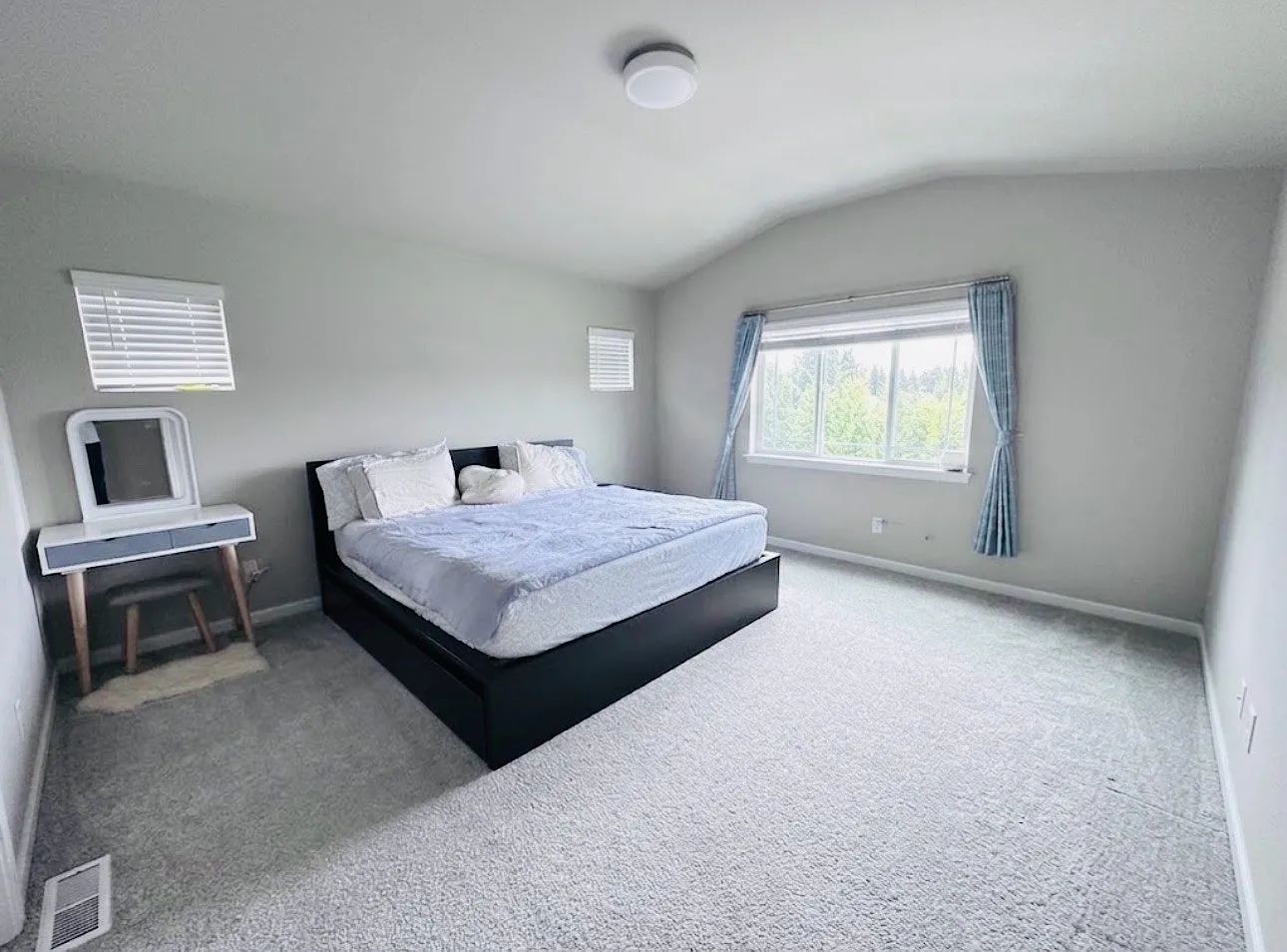 4 bed, 2.5 bath, 2525 sqft, $4,200 — Photo 4