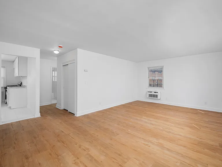 Crestwood Lake Apartments — Photo 63
