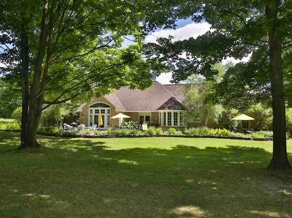 415 Heather Dr, Harbor Springs, MI 49740