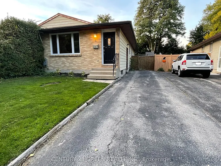 4 Wenlock Cres — Photo 2