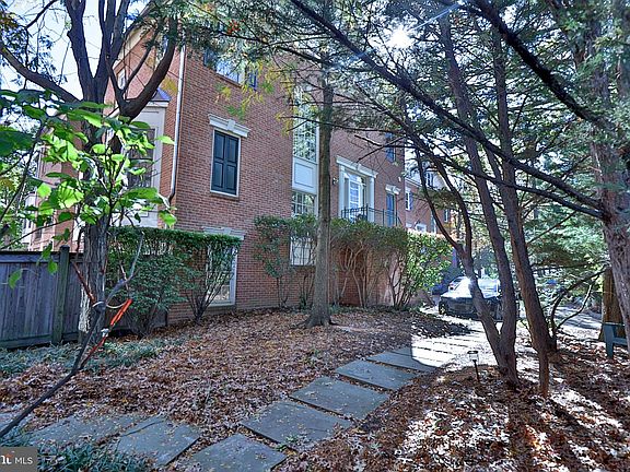 3rd image of 1128 N Vernon St