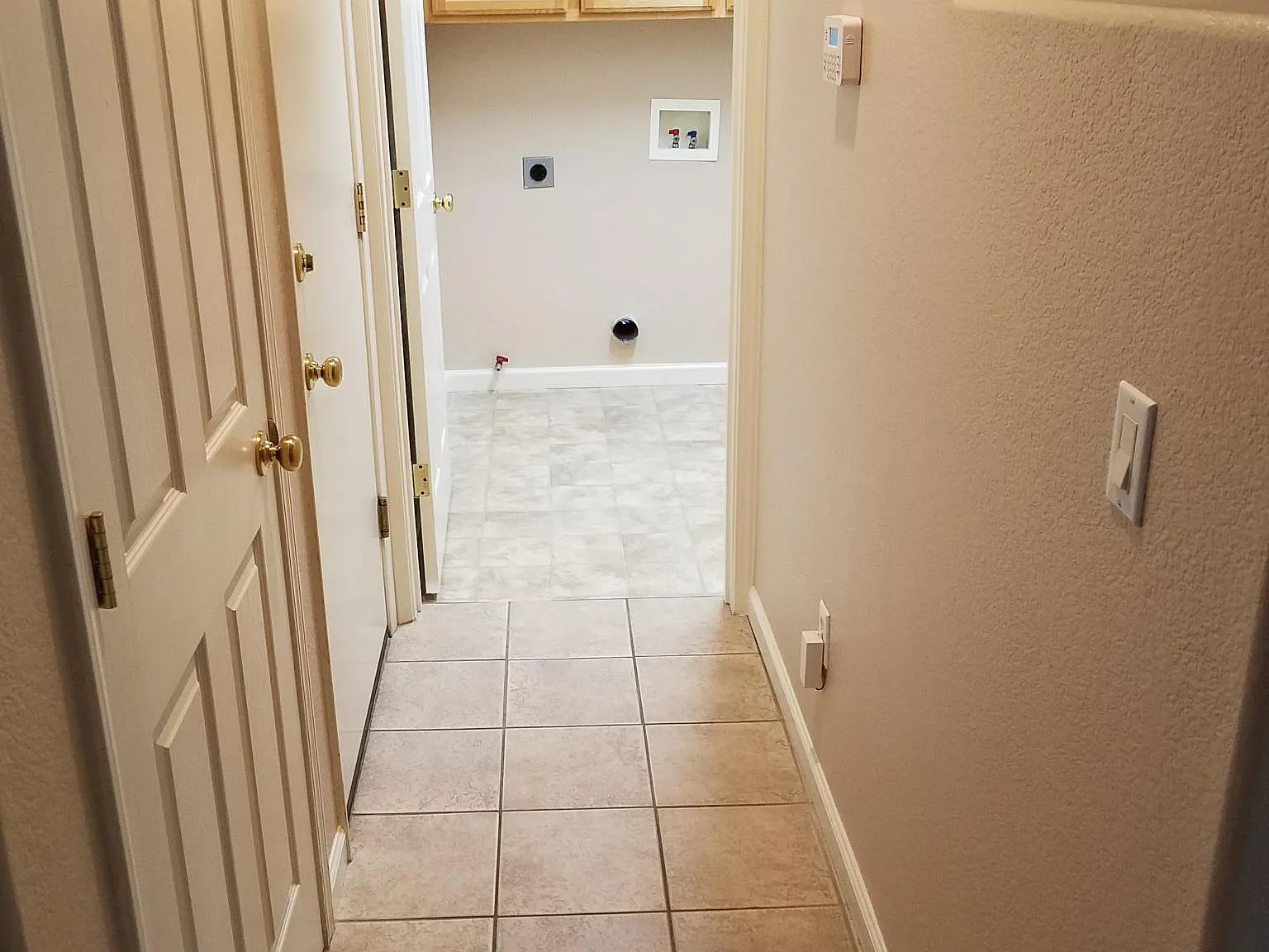 4 bed, 2.5 bath, 2021 sqft, $3,390 — Photo 4