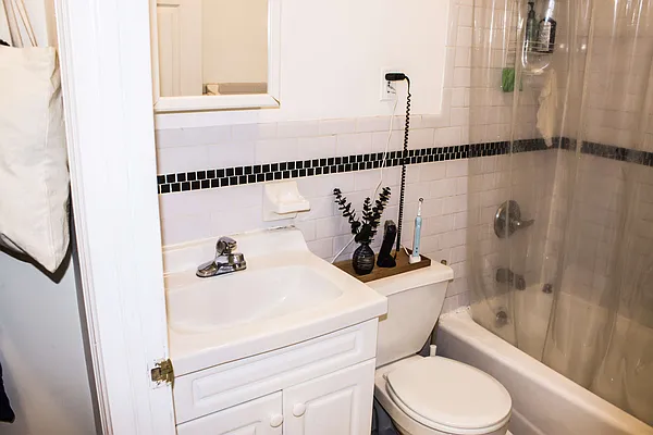 Rented by Mae Equities | media 9