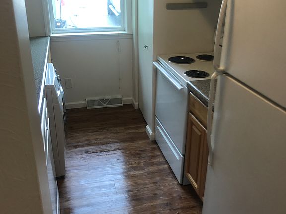 Kitchen-Oven and Fridge