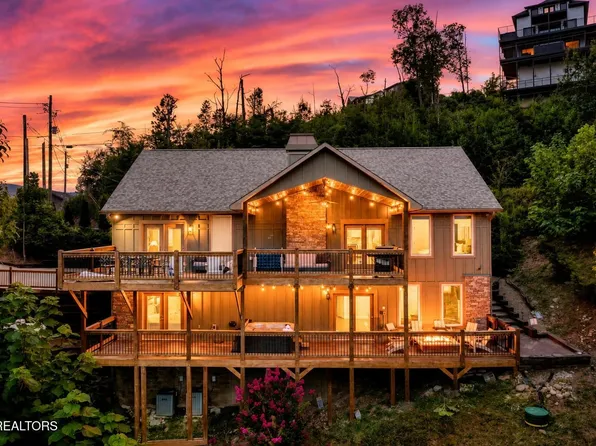 760 Wiley Oakley Dr, Gatlinburg, TN 37738