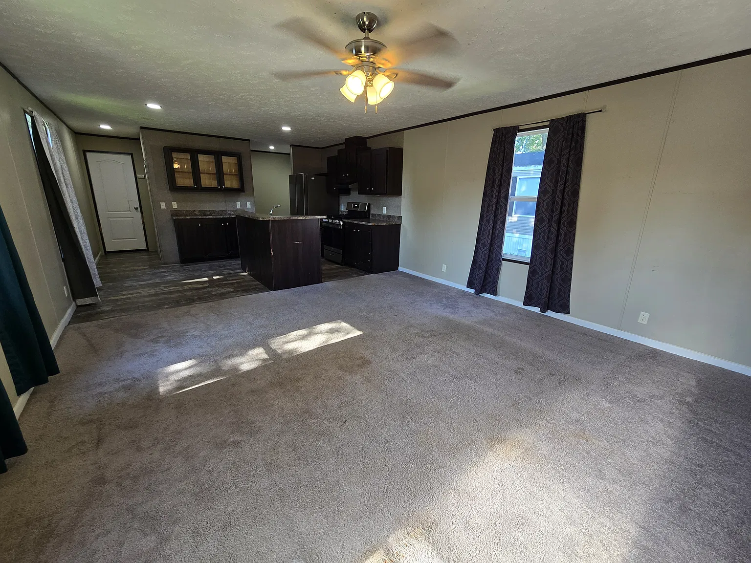 3 bed, 1216 sqft, $1,350 — Photo 2