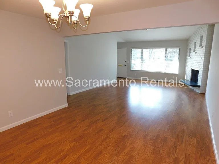 2637 Latham Dr — Photo 4
