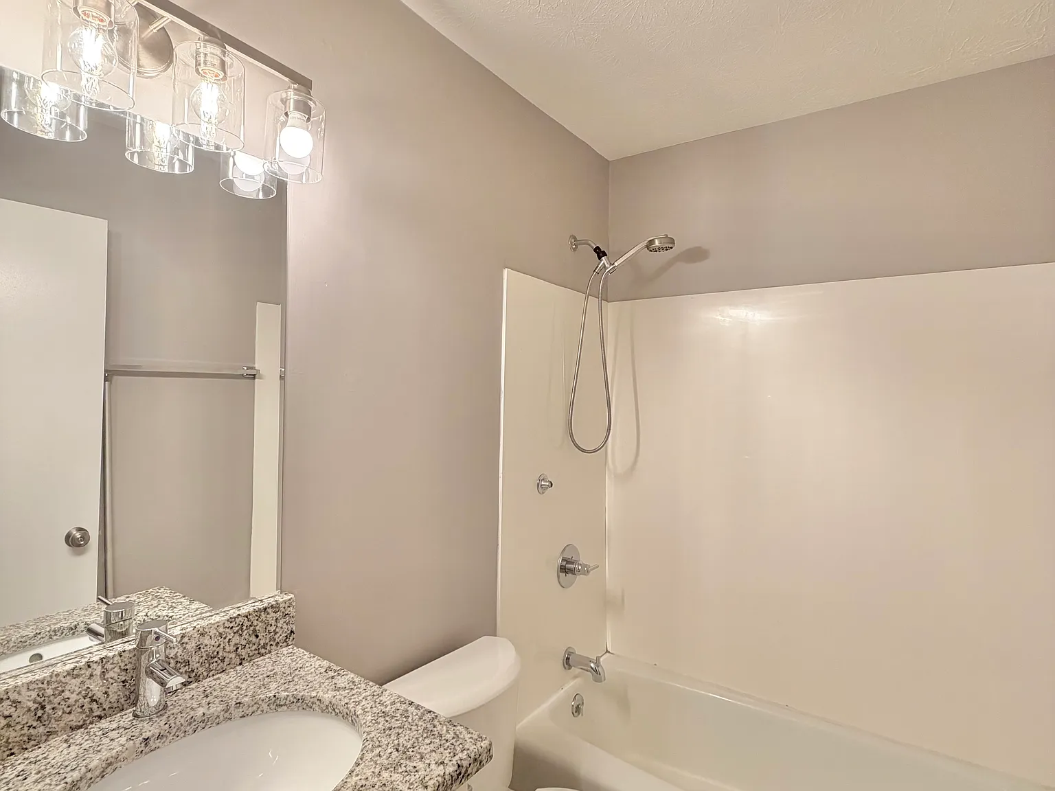 1 bed, 710 sqft, $945 — Photo 3