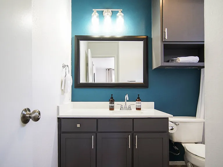 Town Lake Villas — Photo 10