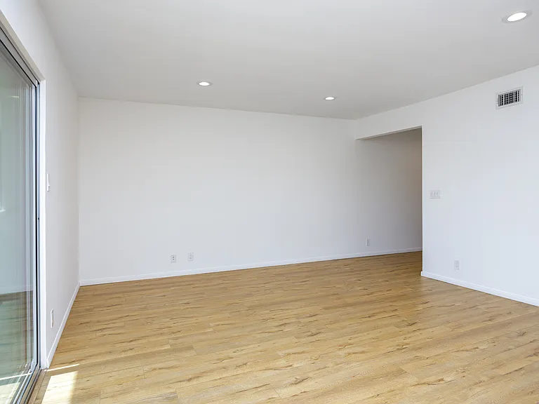 328 S Rexford Dr — Photo 11