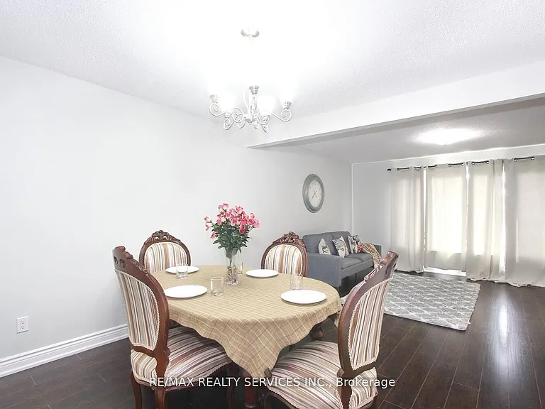 185 Earnscliffe Cir — Photo 15