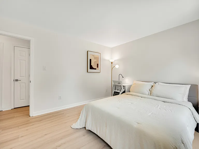 Bedroom 2, on 1st floor. Queen bed, with 100% organic cotton, breathable, OEKO-TEX_ certified sheets. Blackout curtains.