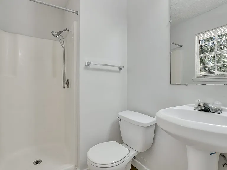 423 Edgewater Rd — Photo 18