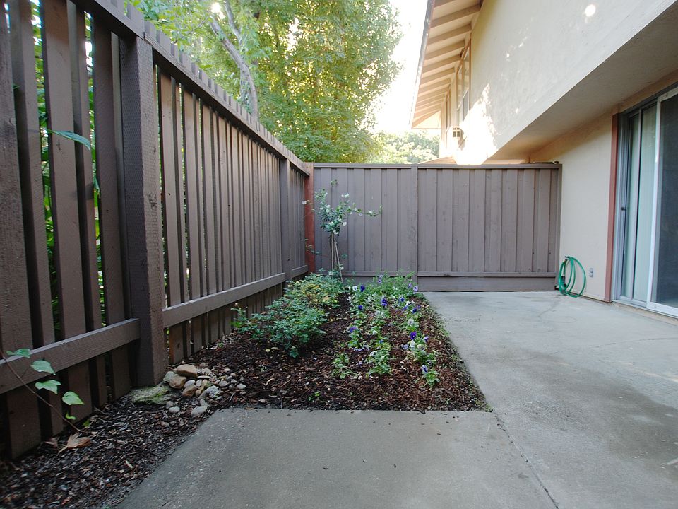 1st image of 224 Red Oak Dr E APT N