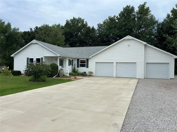 102 Country Ln, Vandalia, IL 62471