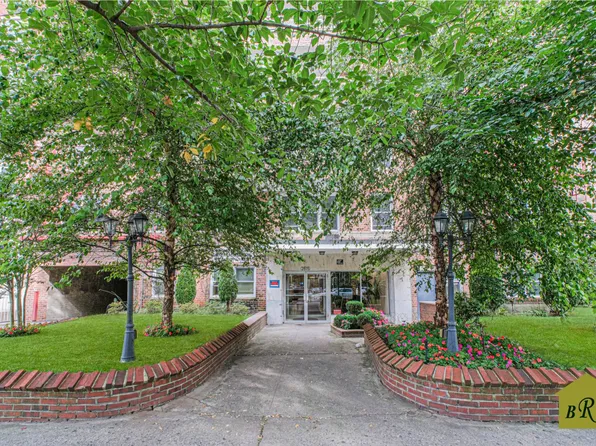 2815 Ocean Parkway image 4 of 32