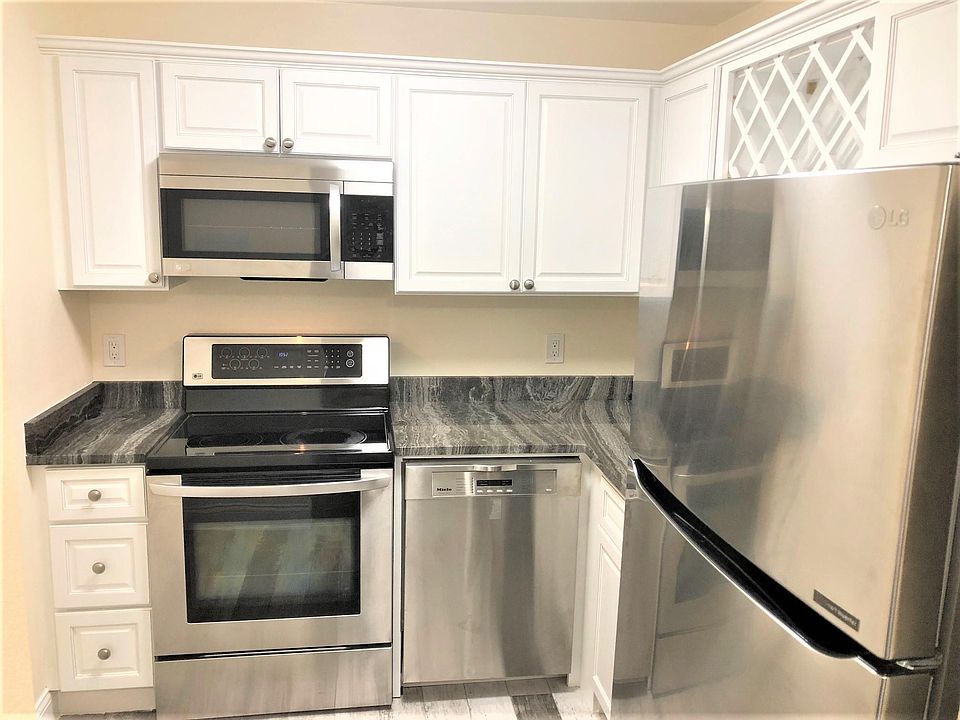 1st image of 150 41st Ave N #209
