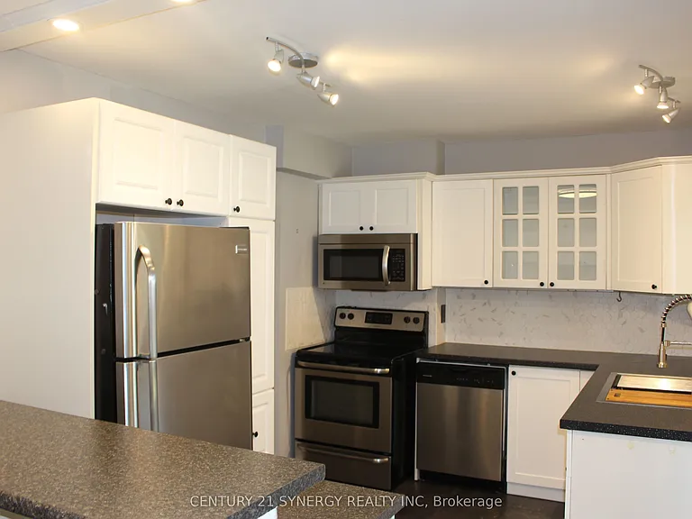 241 Wilfred Cres — Photo 2