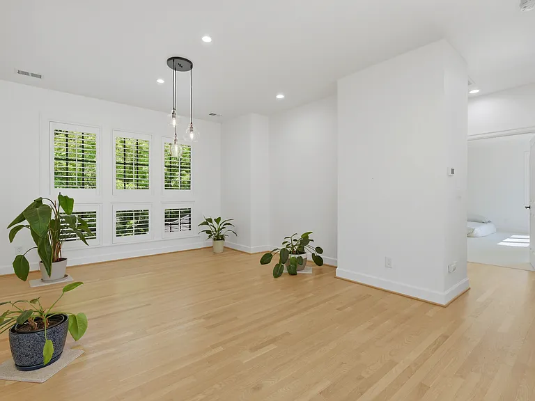 227 NW Seblar Dr — Photo 10