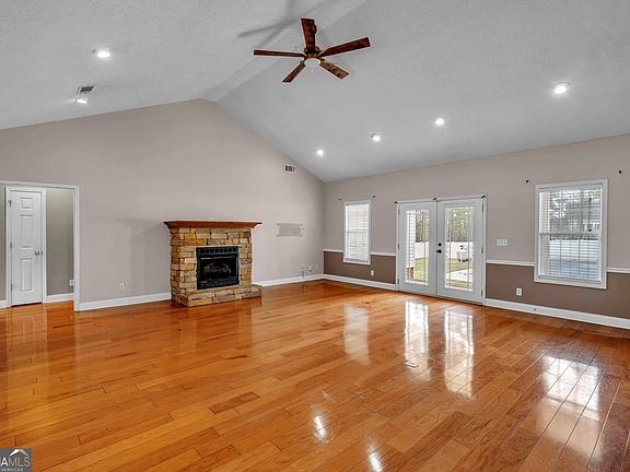 4th image of 540 Pinegrove Dr