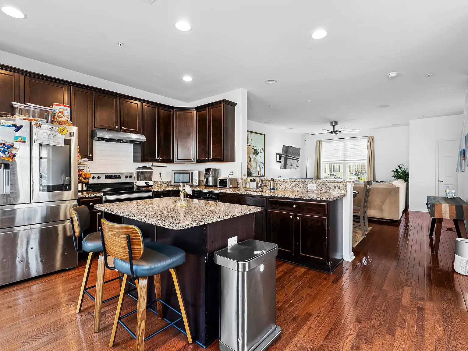 5 bed, 2320 sqft, $3,000 — Photo 3