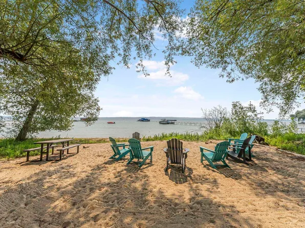 6236 Summit Ct, Traverse City, MI 49686