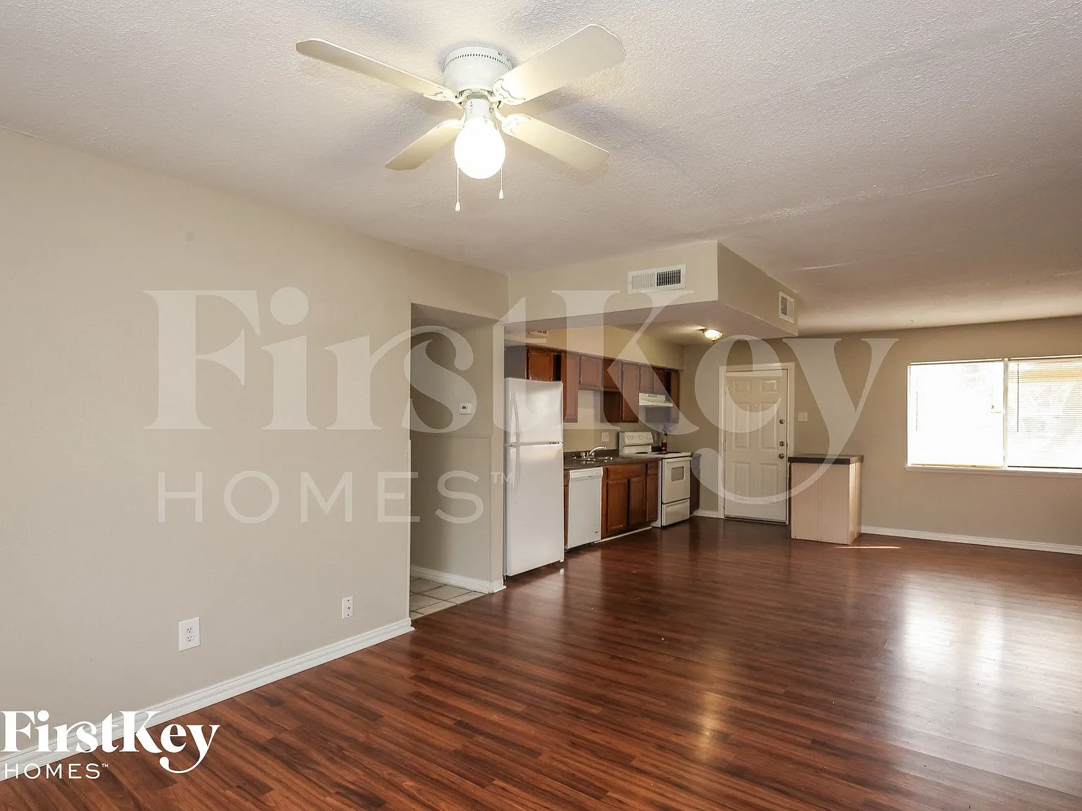 3 bed, 1.5 bath, 1258 sqft, $2,015 — Photo 4