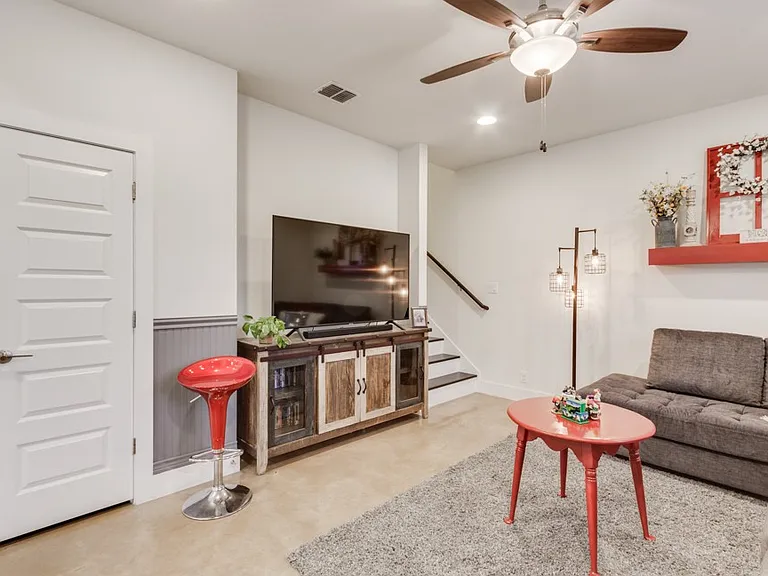603 Burleson St — Photo 7