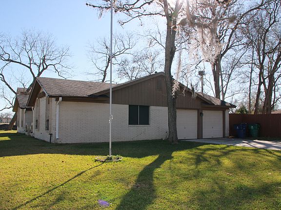 2nd image of 423 Magnolia Ln