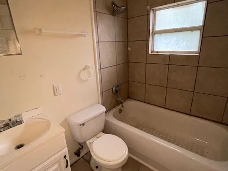 1703 McCarthy Ave — Photo 5