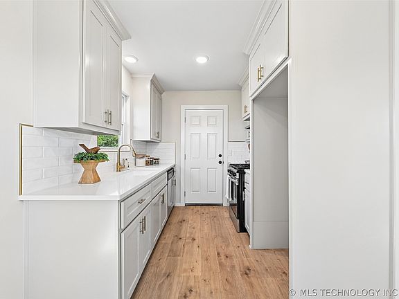 4th image of 10884 E 33rd Ct