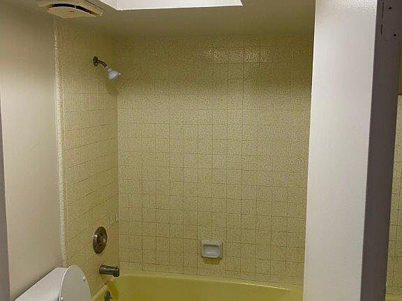 3rd image of 1002 SE 12th Ter Unit 4