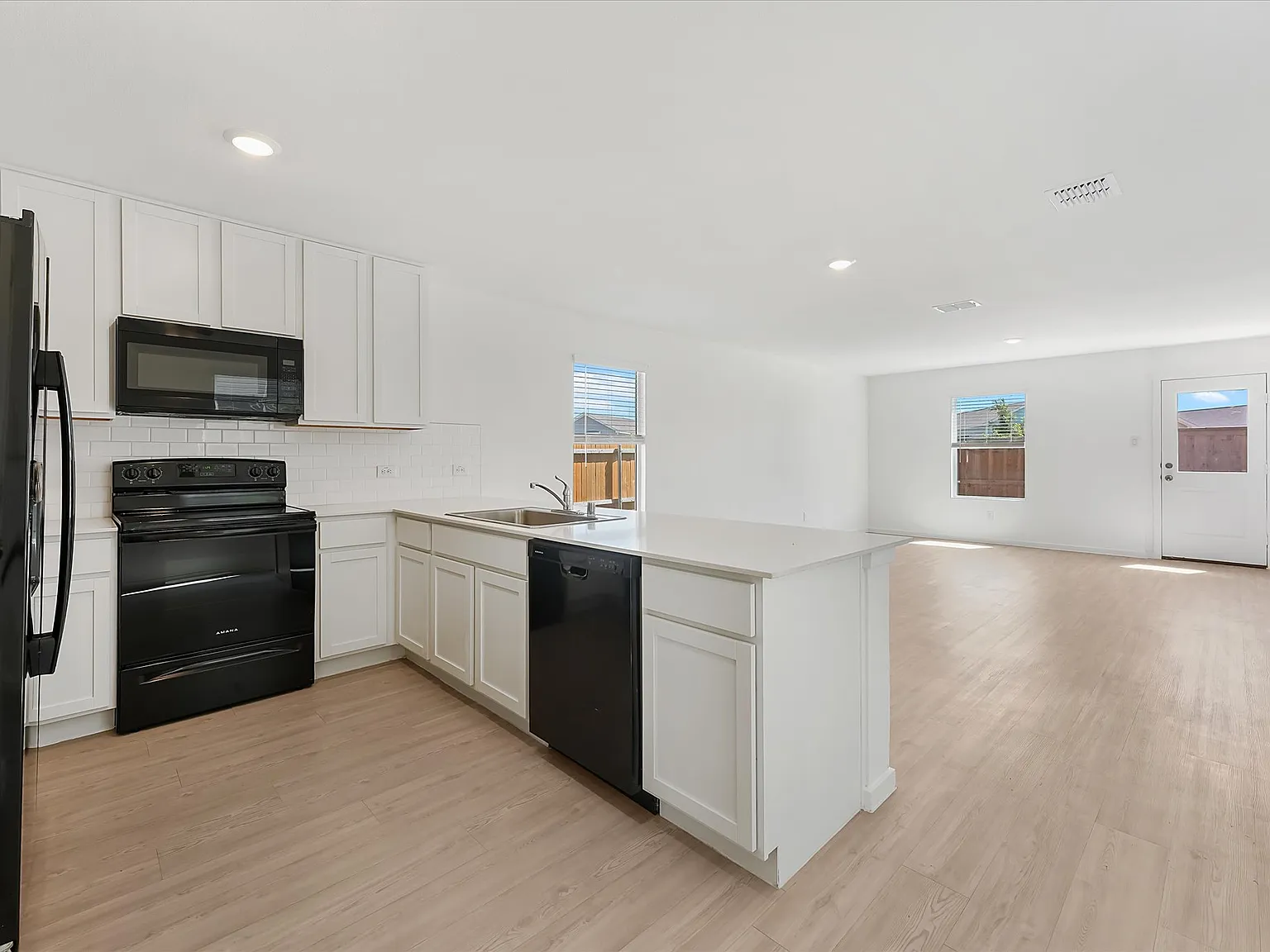 3 bed, 2.5 bath, 1374 sqft, $1,850 — Photo 2