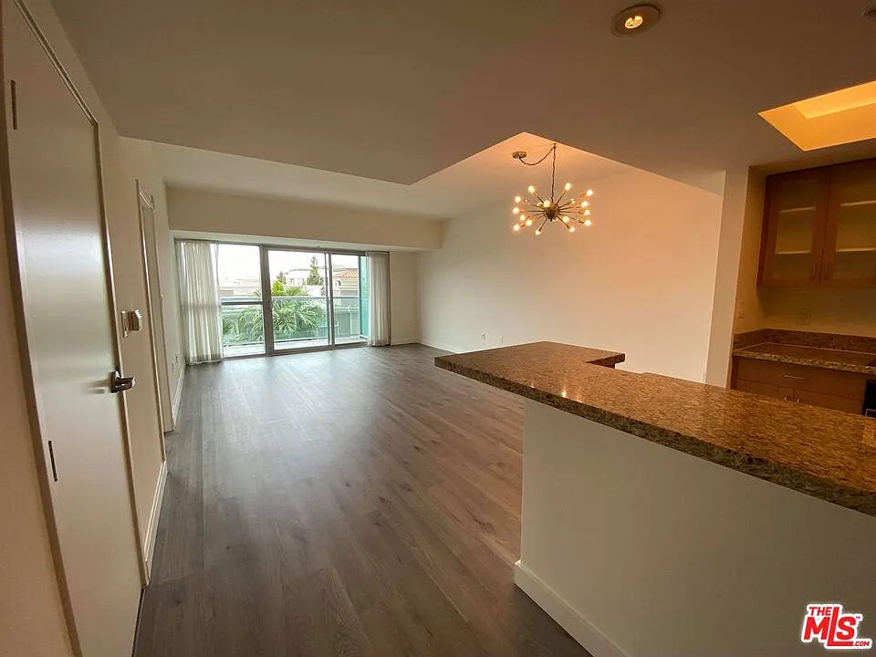 1 bed, 1.0 bath, 828 sqft, $3,995 — Photo 3
