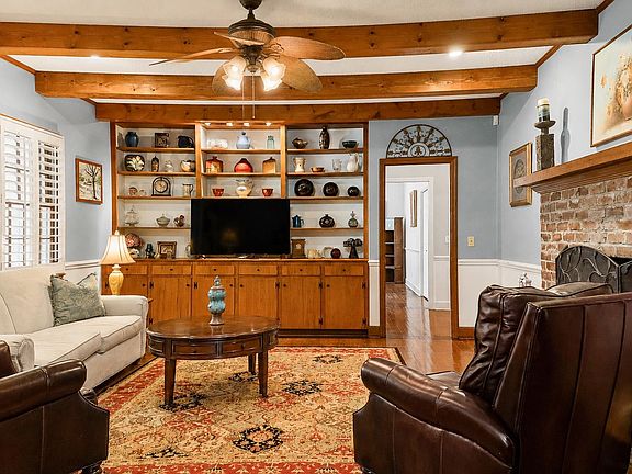 3rd image of 221 Azalea Dr.