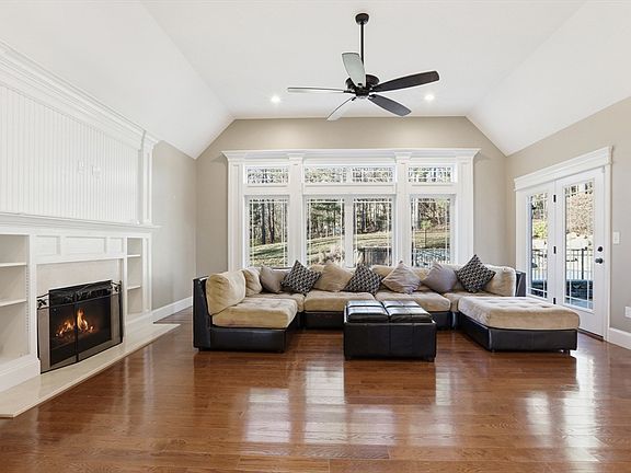 5th image of 71 Regency Pl