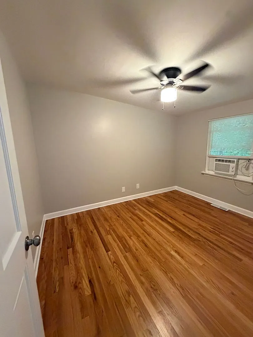 (Newly Renovated) 2 Bedroom Townhome — Photo 4
