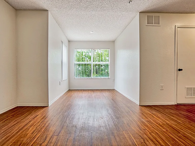 Raven Crossings Apartments — Photo 8