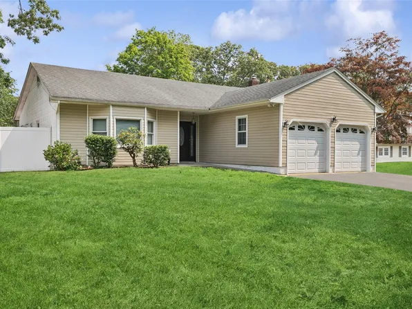 10 Marlan Court, Smithtown, NY 11787