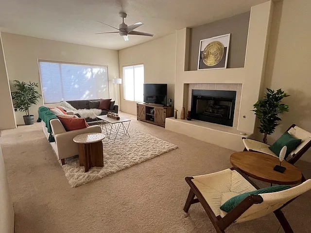 Livingroom with gas fireplace