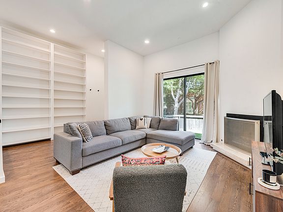 5th image of 5990 Lindenshire Ln APT 130