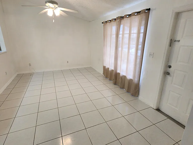 500 NE 3rd St #109 — Photo 3