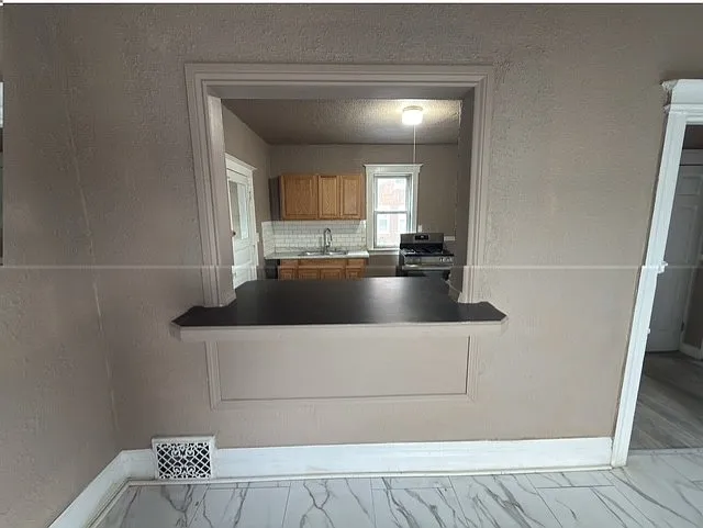 553 Owen St — Photo 9