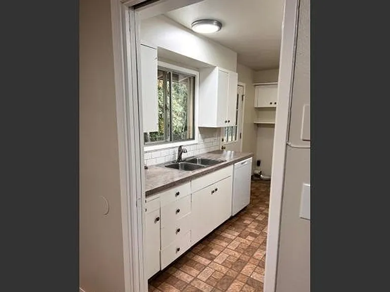 230-232 NE Azalea Dr — Photo 4