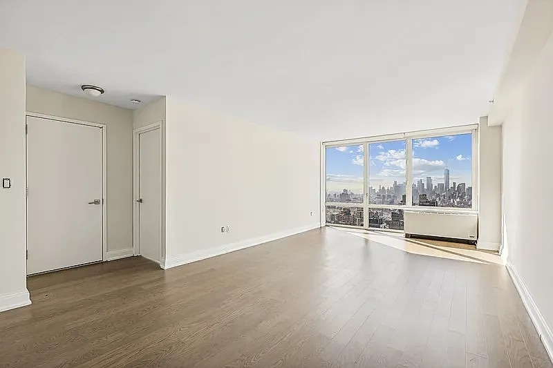 125 W 31st St #G