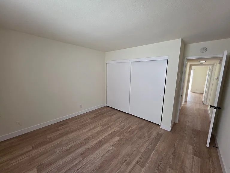 16th405 — Photo 12