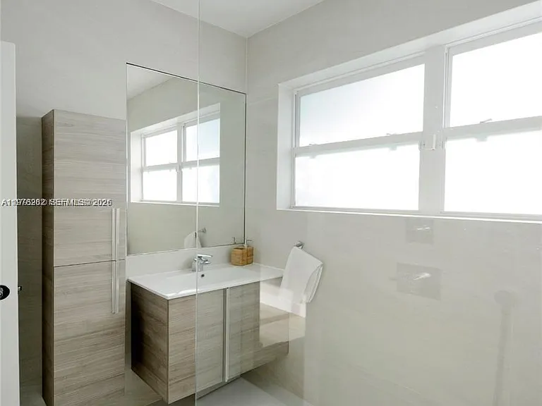 880 N Venetian Dr — Photo 23